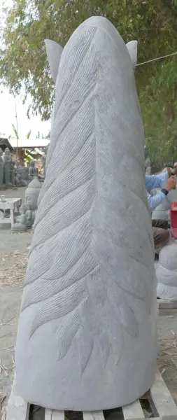 Product image 3 of the product “Head of a Horse made from Riverstone, looking down. 207cm Height. ”